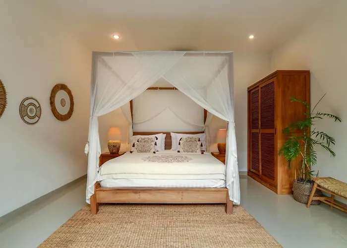 Tuntas Estate - 3 Bedroom Villas With Pools - Central Seminyak Villa *